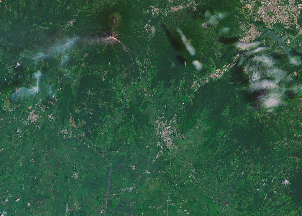 Imagen Landsat OLI del Volcán de Fuego en Erupión