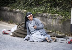 Imagen de la monja intentando comunicarse durante el terremoto en Italia
