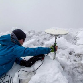 Colocación de un receptor GPS en la cima del Chimborazo