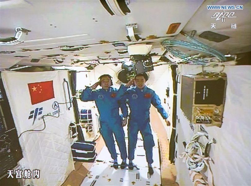Astronautas chinos en la estación Tiangong-2