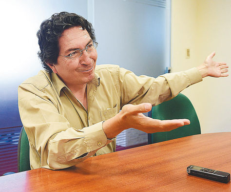 Zambrana, Director de la Agencia Espacial de Bolivia