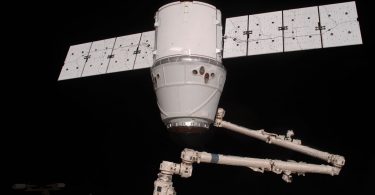 La cápsula Dragon de SpaceX en el brazo robótico de la ISS