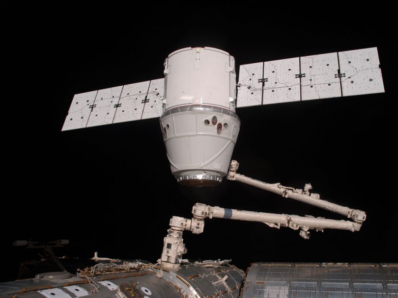 La cápsula Dragon de SpaceX en el brazo robótico de la ISS