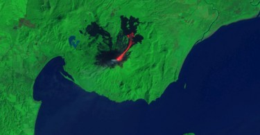Volcán Momotombo en Erupción. Imagen Satelital