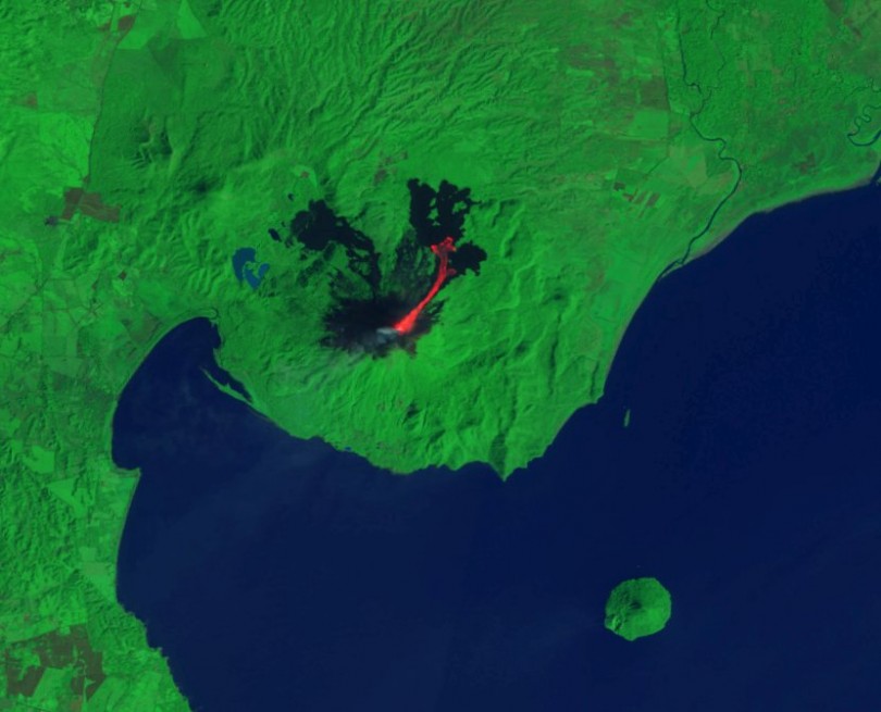Volcán Momotombo en Erupción. Imagen Satelital