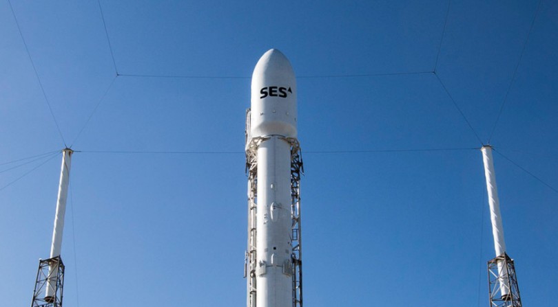 Lanzador Falcon 9 llevando el satélite de SES
